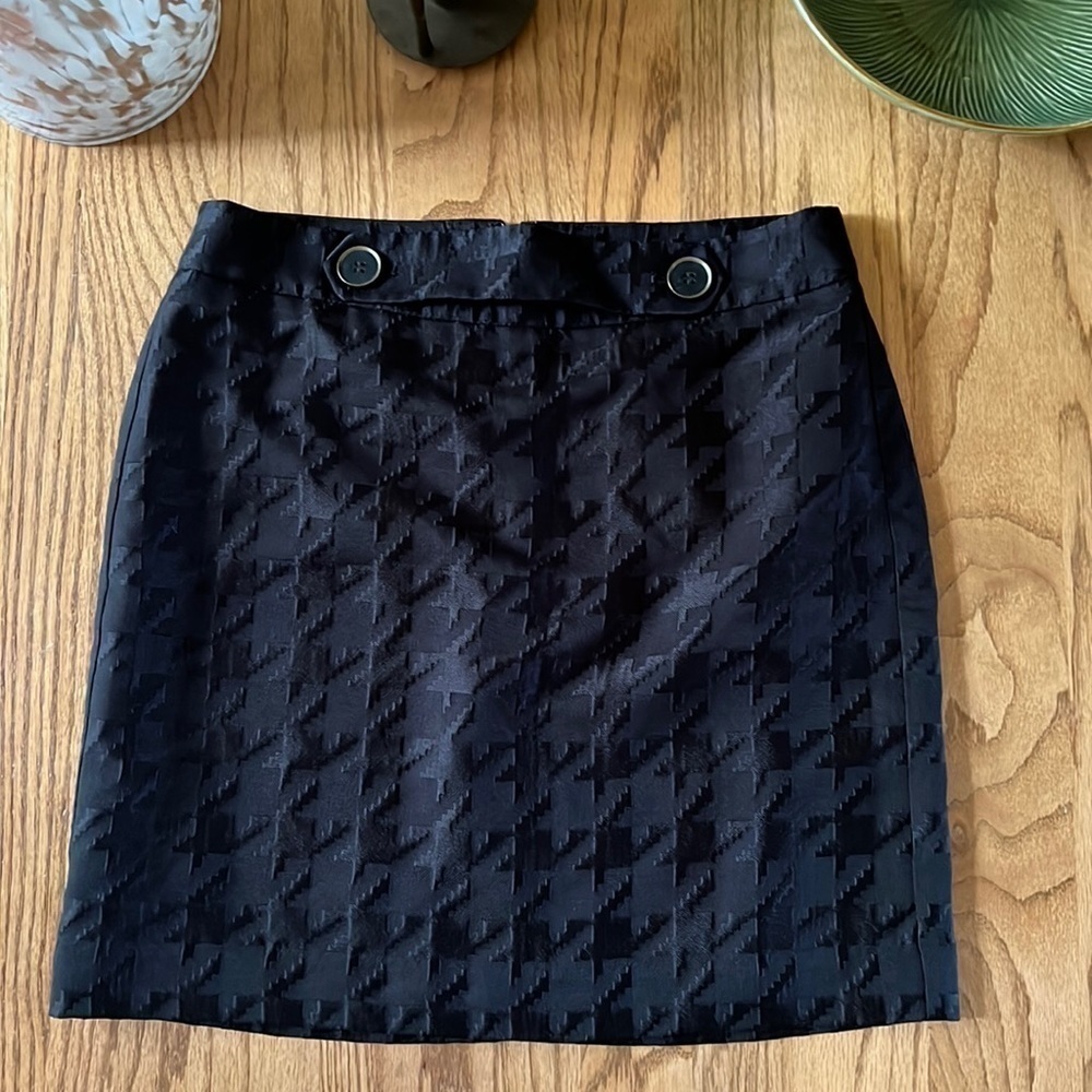 Loft skirt Women's  4 Ann Taylor Black mini skirt buttons Lined